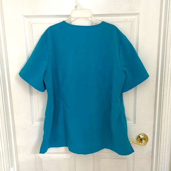 FIGS Aqua 3 pocket Casma Scrub Top - Picture 2 of 4